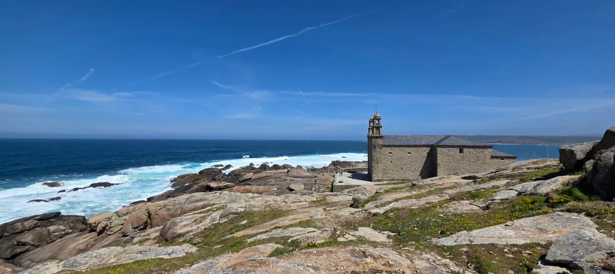 Santuario de la Virxe da Barca, junto al mar en Muxía (A Coruña)