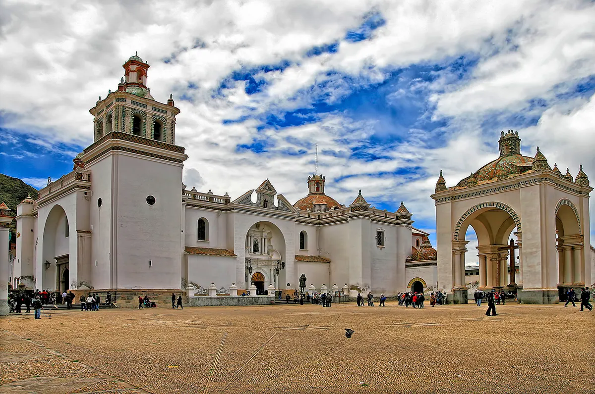 Fachada de la basílica de Nuestra Señora de Copacabana, a orillas del lago Titicaca (Bolivia)