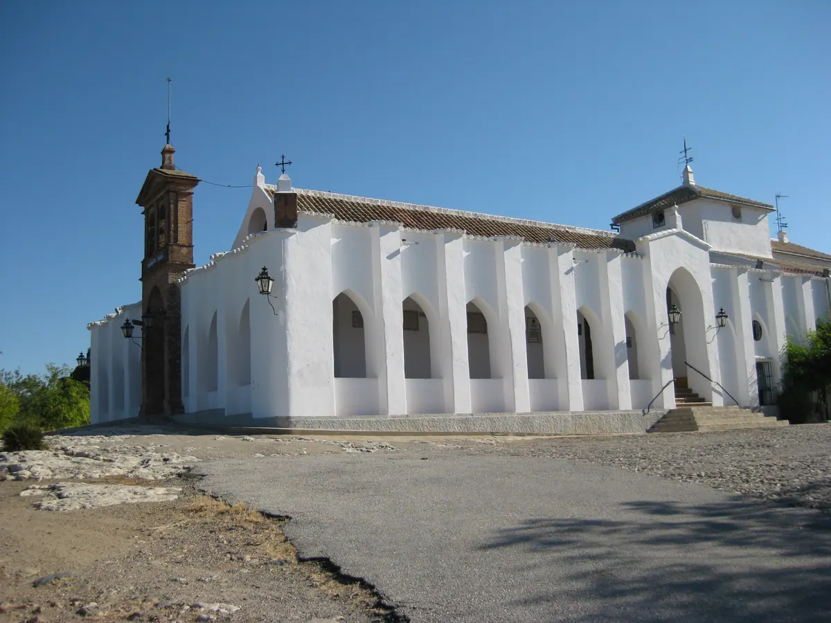 Ermita-santuario de Nuestra Señora de Setefilla, en el cerro sobre Lora del Río (Sevilla)