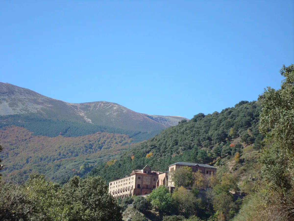 Fachada del Monasterio benedictino de Nuestra Señora de Valvanera, en Anguiano (La Rioja), enclavado en la sierra de la Demanda