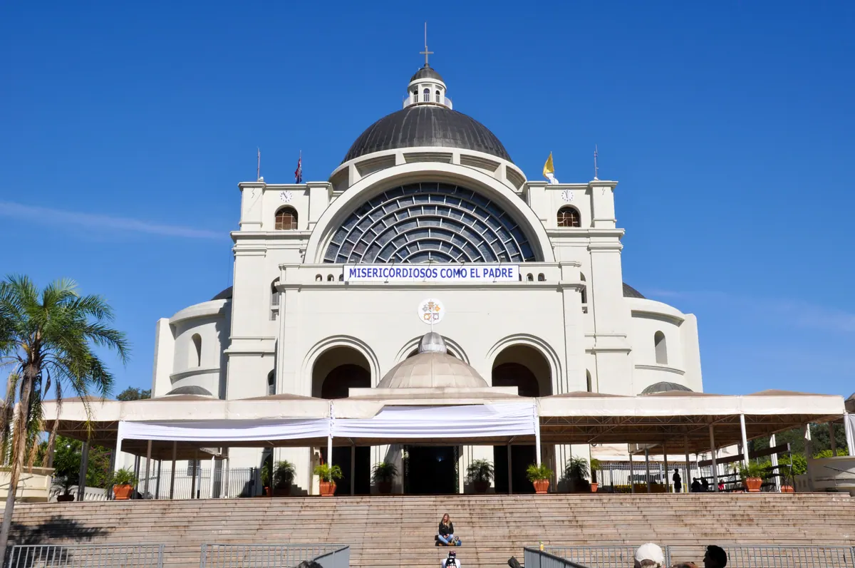 Fachada de la Basílica de Nuestra Señora de los Milagros de Caacupé (Paraguay)