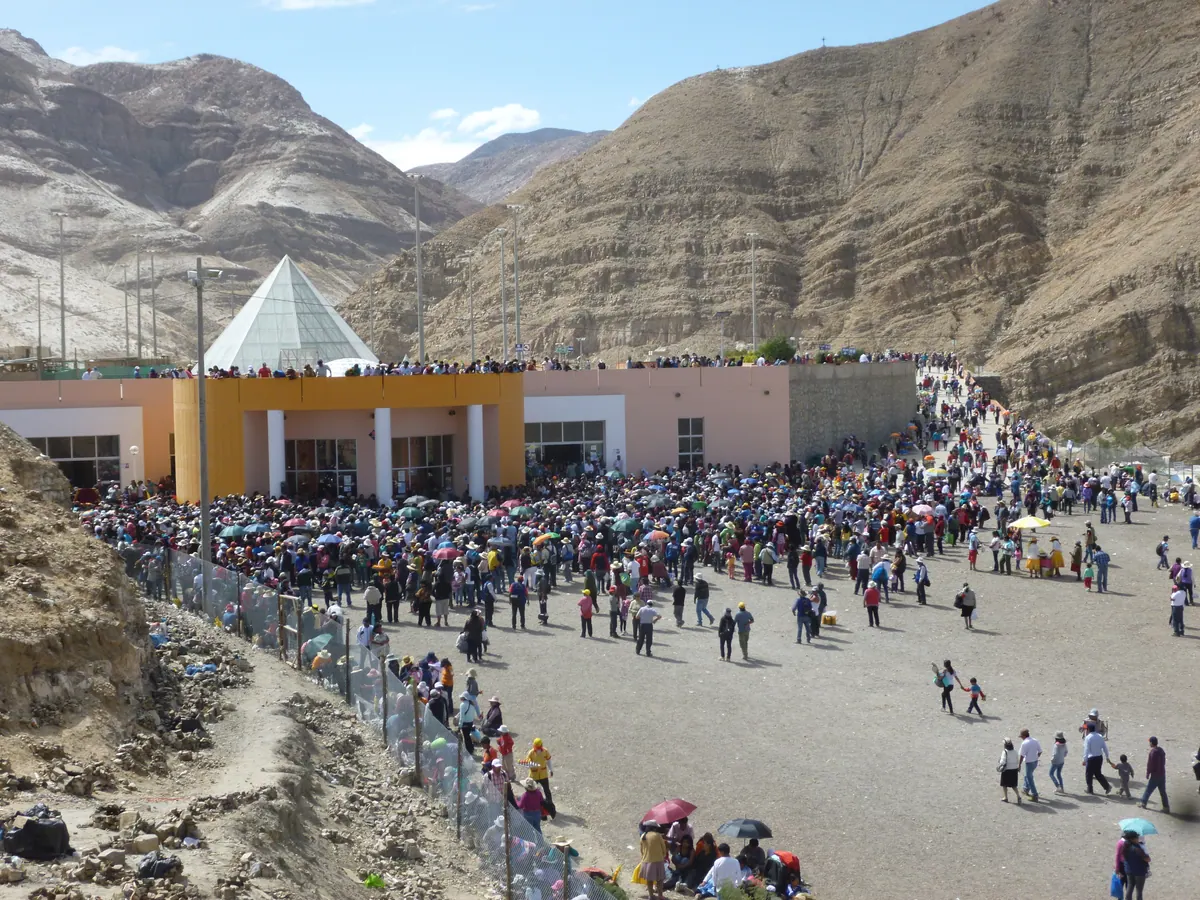 Santuario de Nuestra Señora de Chapi, en el desierto a las afueras de Arequipa (Perú)