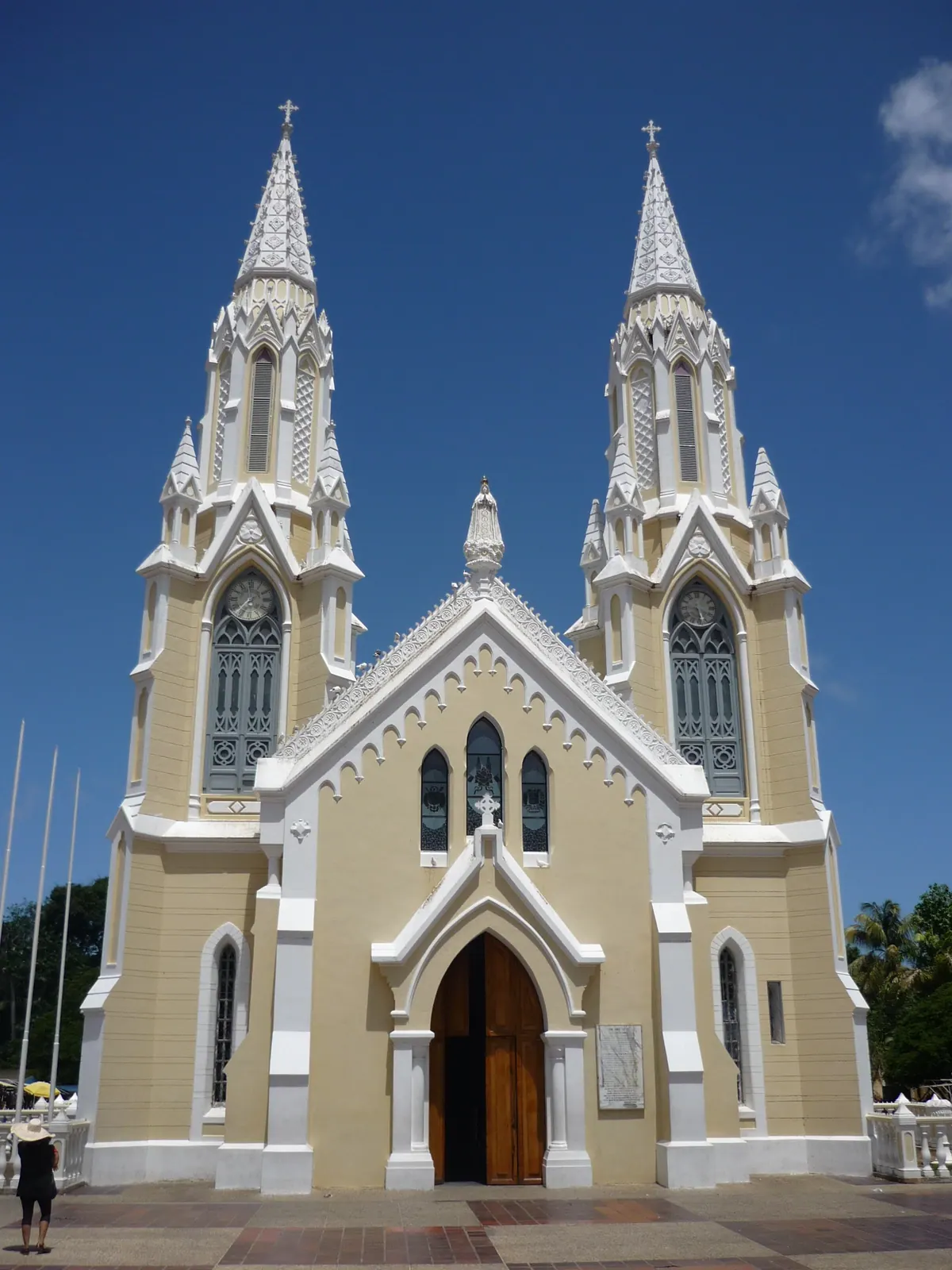 Fachada neogótica de la basílica de Nuestra Señora del Valle, en El Valle del Espíritu Santo, isla de Margarita (Venezuela)