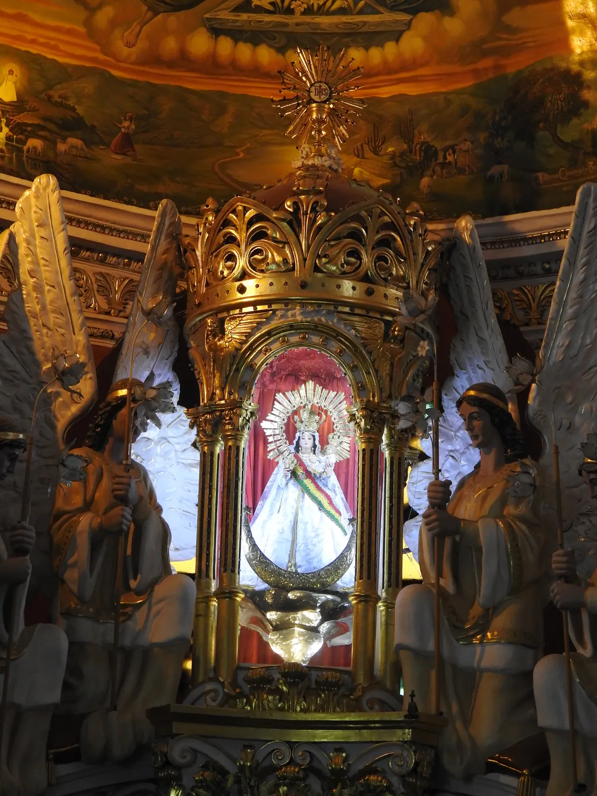 Fachada del templo de San Ildefonso de Quillacollo (Cochabamba, Bolivia), santuario de la Virgen de Urkupiña