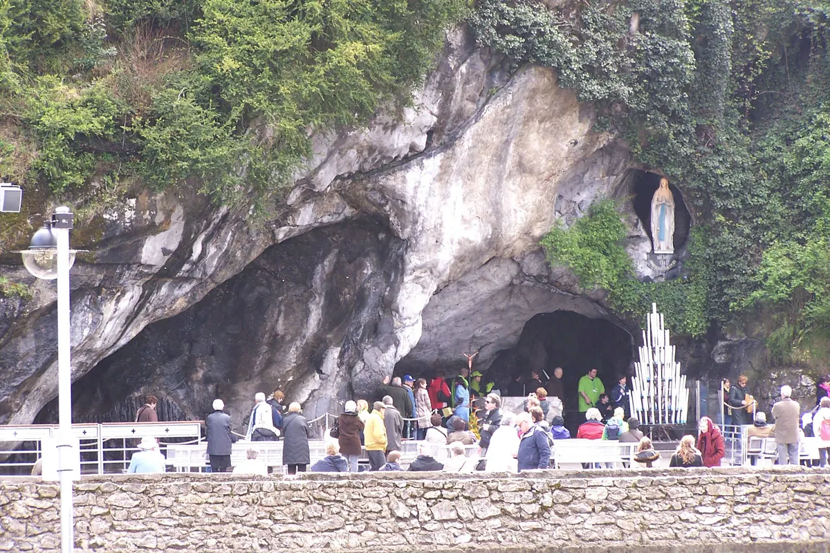 Gruta de Massabielle, en el Santuario de Lourdes (Francia)