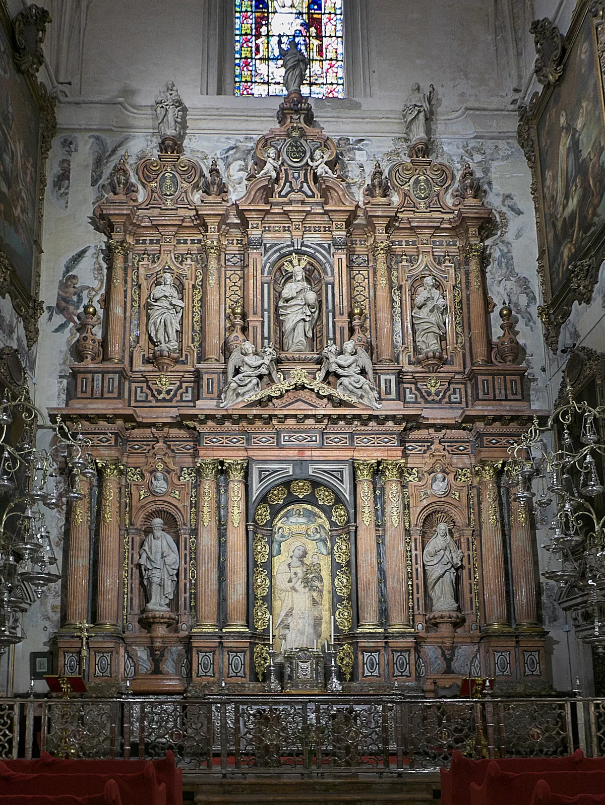Retablo de la capilla de la Virgen de la Antigua, en la catedral de Sevilla, con la pintura mural gótica
