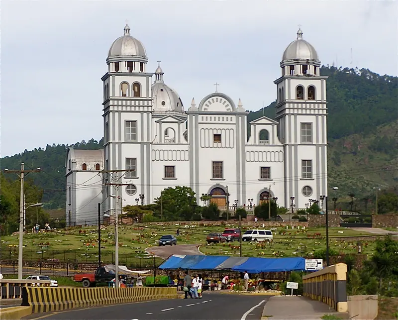 Fachada exterior de la Basílica de Nuestra Señora de Suyapa en Tegucigalpa, Honduras