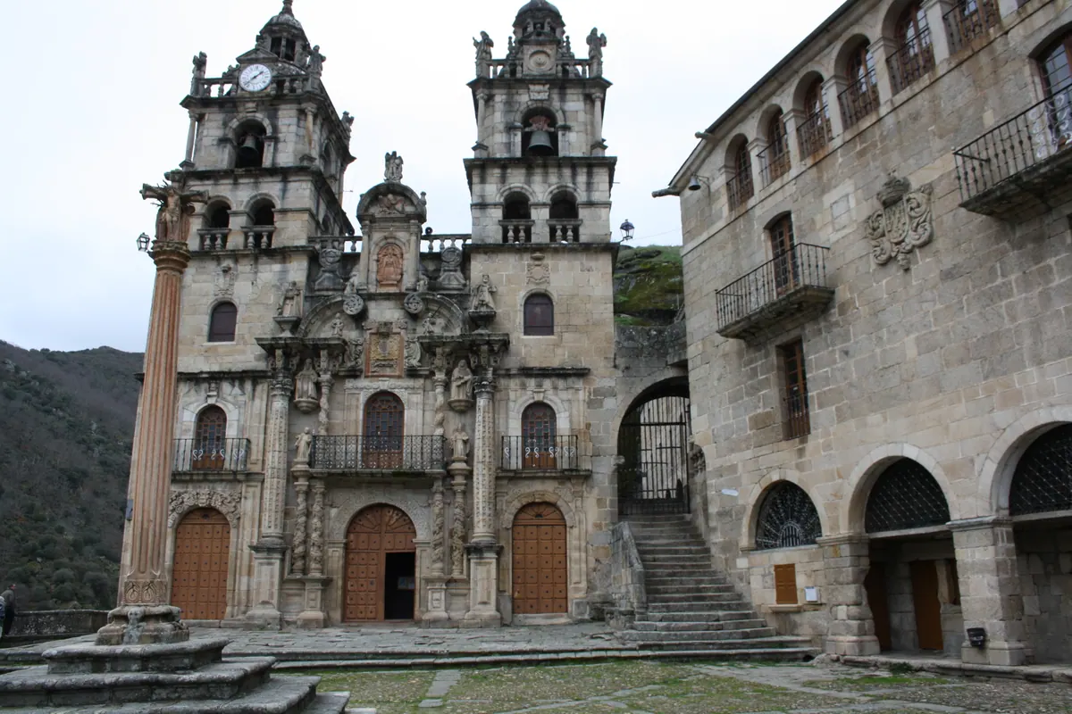 Fachada del santuario de Nuestra Señora de las Ermitas, en O Bolo (Ourense)