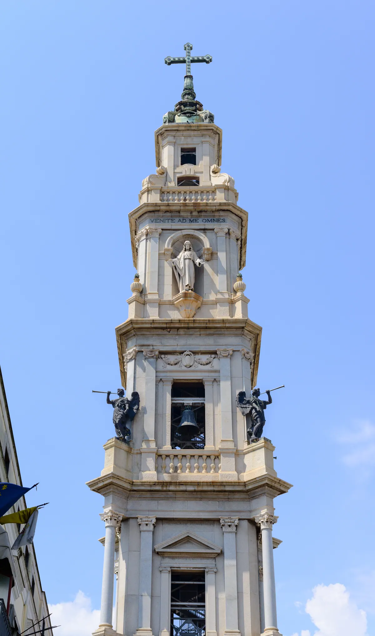 Fachada de la basílica pontificia del Santísimo Rosario de Pompeya (Italia), con su campanario