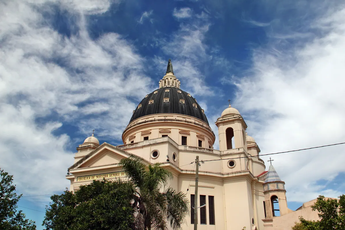 Fachada y gran cúpula de la Basílica de Nuestra Señora de Itatí, en Itatí (Corrientes, Argentina)