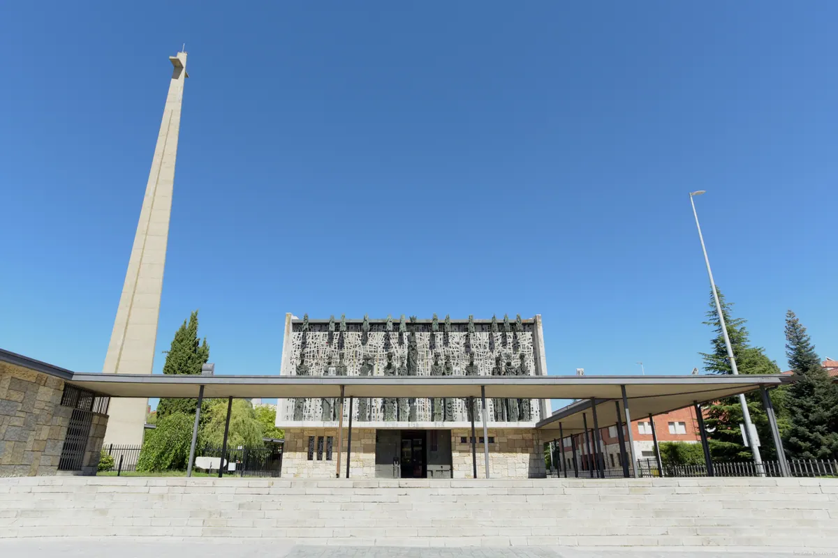 Vista general de la basílica-santuario de La Virgen del Camino (León), obra del dominico fray Francisco Coello de Portugal, con su torre-campanario y el gran friso de bronce de la fachada