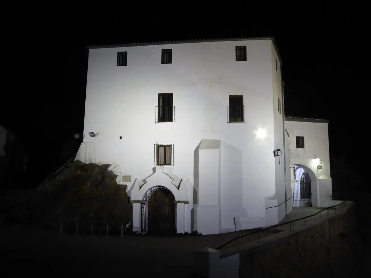 Fachada del santuario de Nuestra Señora de la Montaña, sobre el cerro que domina Cáceres