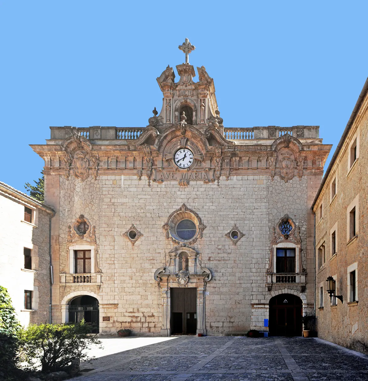 Fachada de la basílica del Santuario de Lluc, en la Serra de Tramuntana (Mallorca)