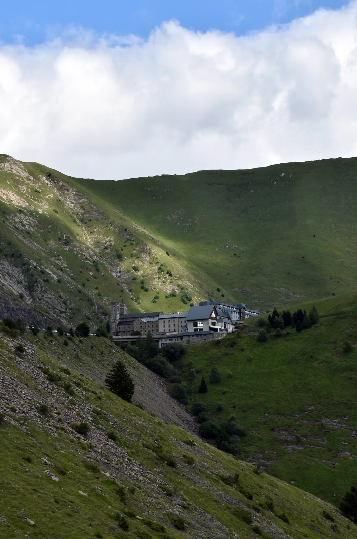 Santuario de Nuestra Señora de La Salette, en la montaña de los Alpes franceses