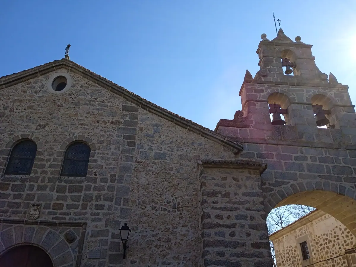 Campanario y fachada principal del santuario de Nuestra Señora de Sonsoles, en Ávila