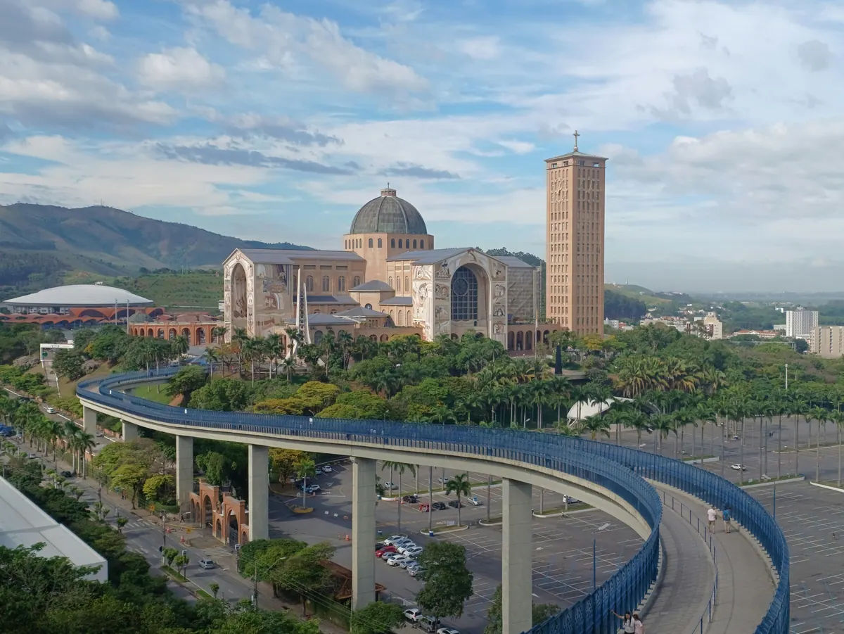 Vista exterior de la Basílica del Santuario Nacional de Nuestra Señora Aparecida, en Aparecida (São Paulo, Brasil), con la Pasarela de la Fe en primer plano