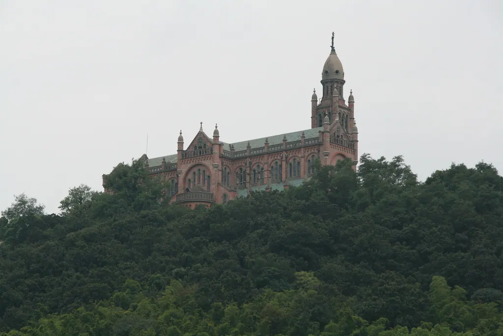 Fachada de la basílica de Nuestra Señora de Sheshan, sobre la colina de Sheshan, cerca de Shanghái (China), santuario mariano nacional dedicado a María Auxiliadora
