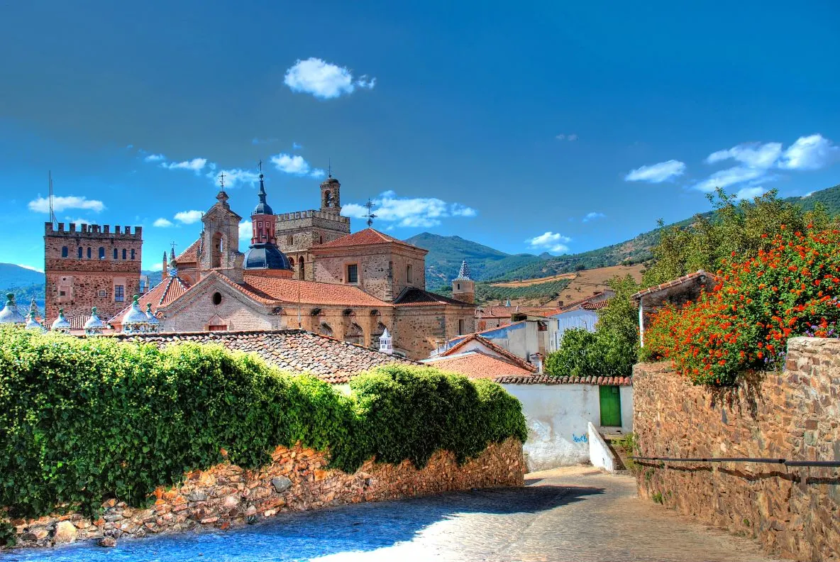 Fachada gótico-mudéjar del Real Monasterio de Santa María de Guadalupe (Cáceres, Extremadura), con sus torres almenadas
