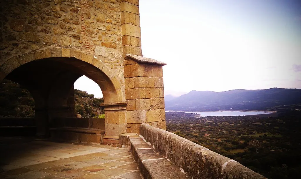 Ermita-santuario de Nuestra Señora del Puerto, en el Valcorchero (Plasencia, Cáceres)