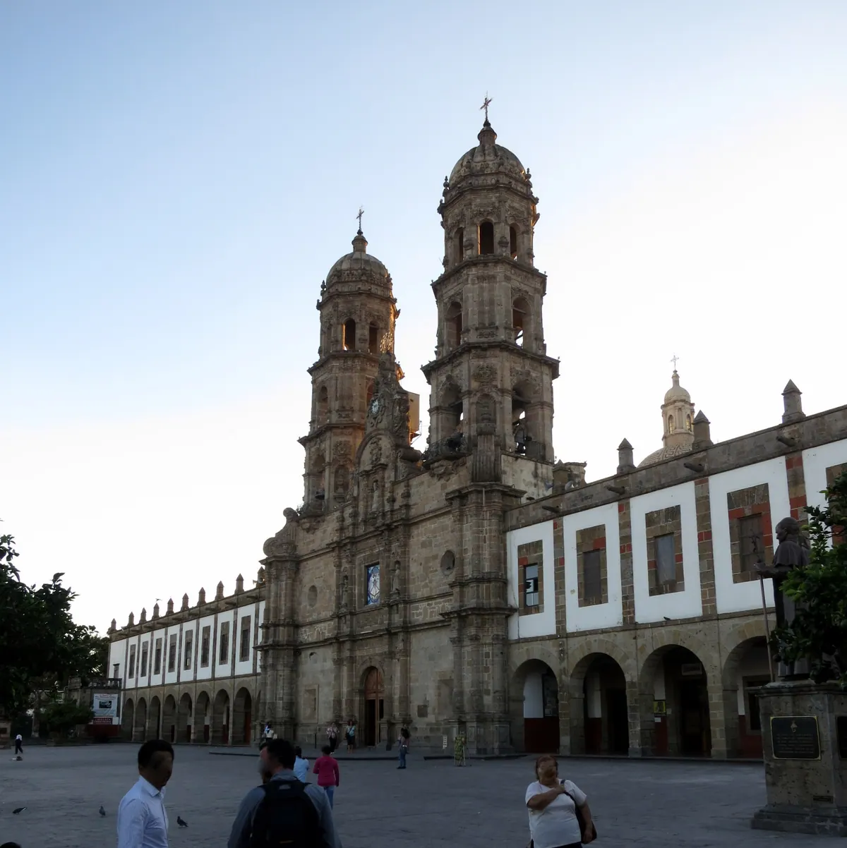 Fachada barroca de la Basílica de Nuestra Señora de la Expectación de Zapopan, en Jalisco (México), con su plaza