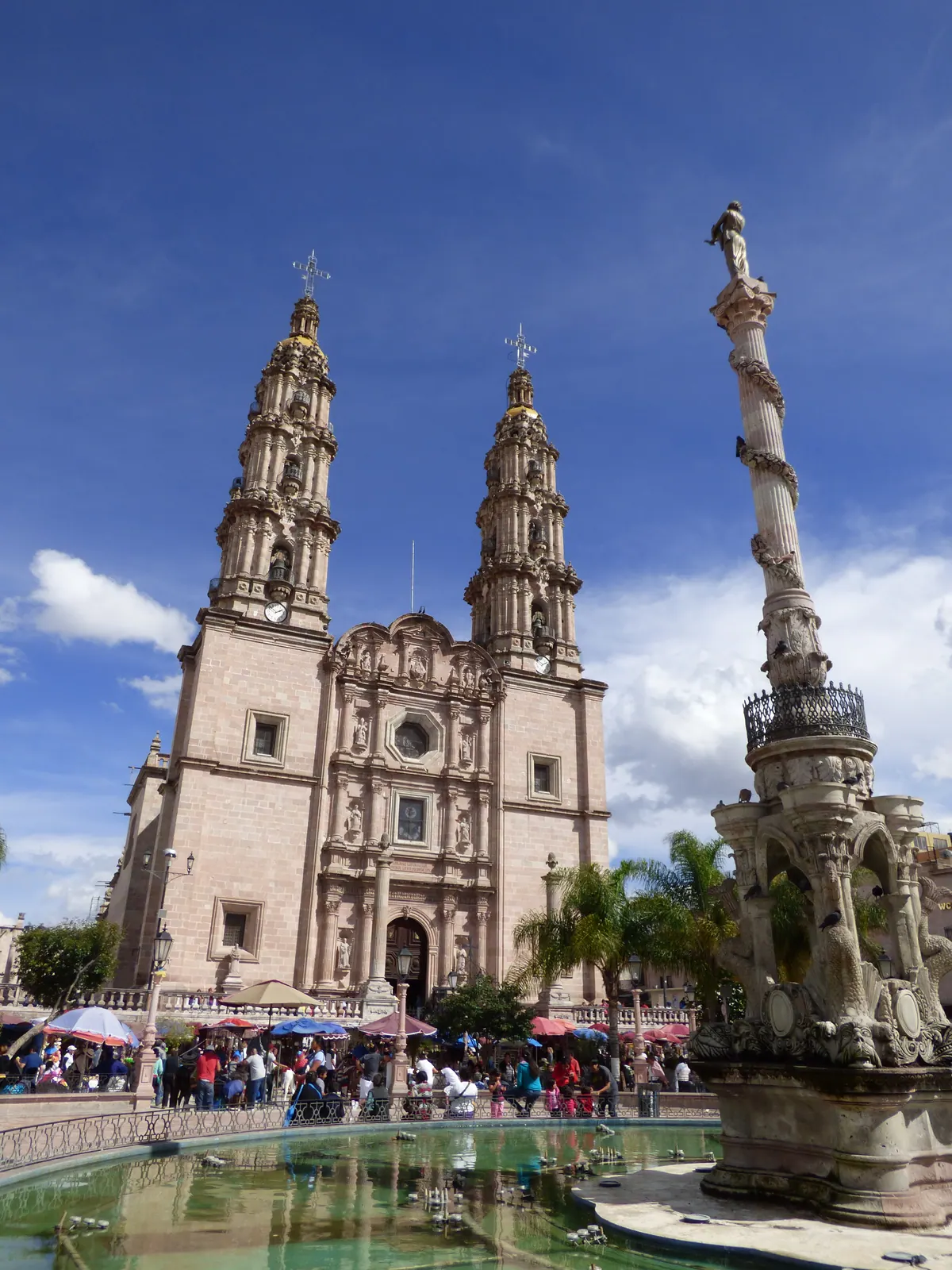 Fachada barroca de cantera de la catedral-basílica de Nuestra Señora de San Juan de los Lagos, en Jalisco (México), con sus dos torres