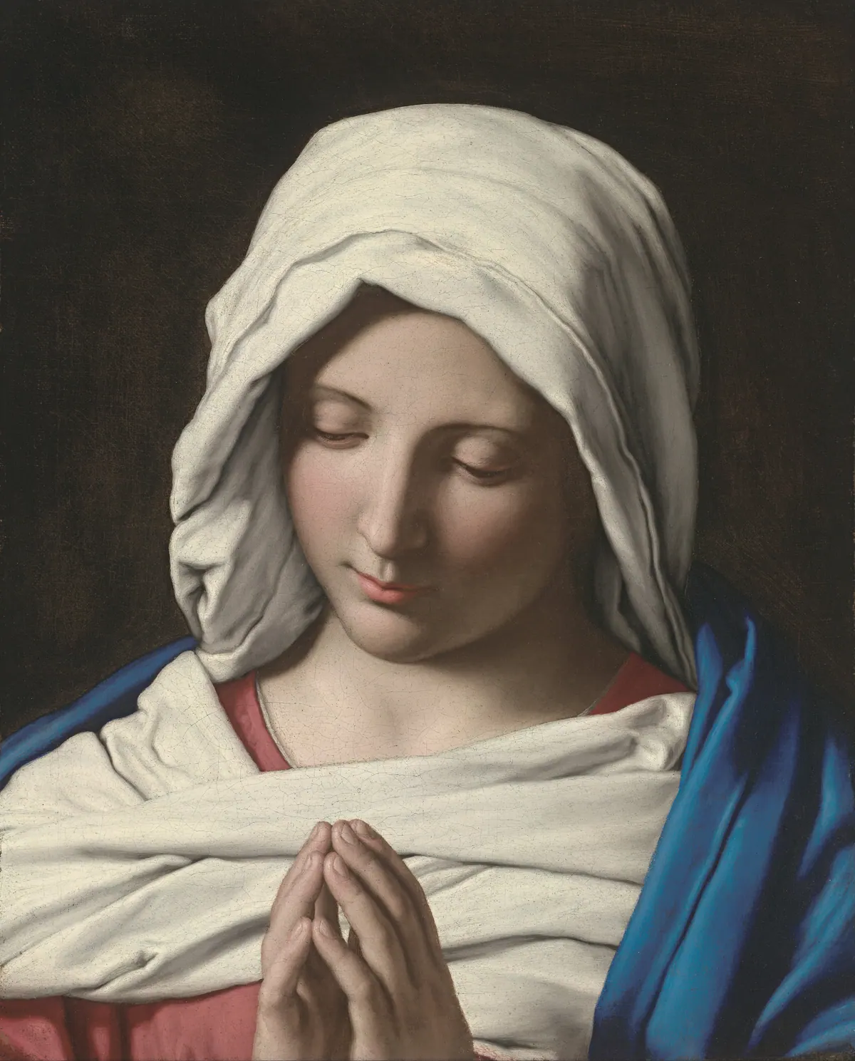 La Virgen María en oración, con manto azul y las manos juntas, obra de Sassoferrato