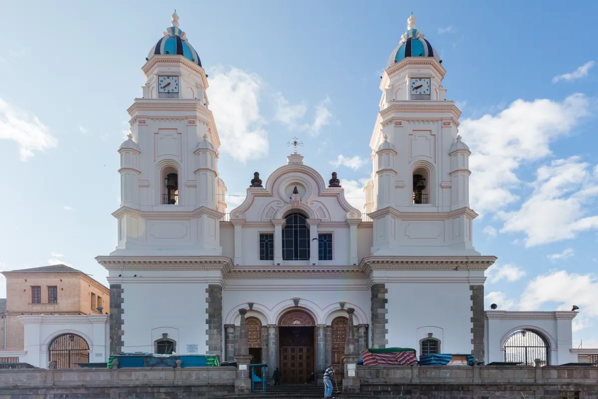 Fachada del Santuario Nacional de Nuestra Señora de la Presentación de El Quinche, en Pichincha (Ecuador), con sus dos torres rematadas en cúpulas
