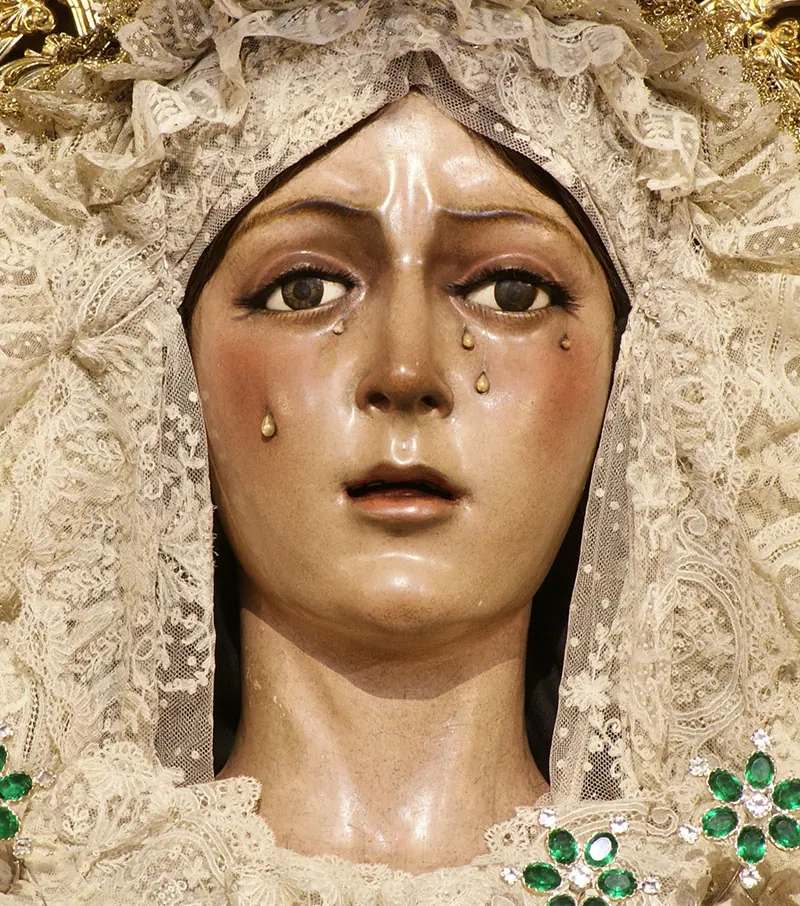 Rostro de María Santísima de la Esperanza Macarena, dolorosa sevillana del siglo XVII venerada en la Basílica de la Macarena de Sevilla