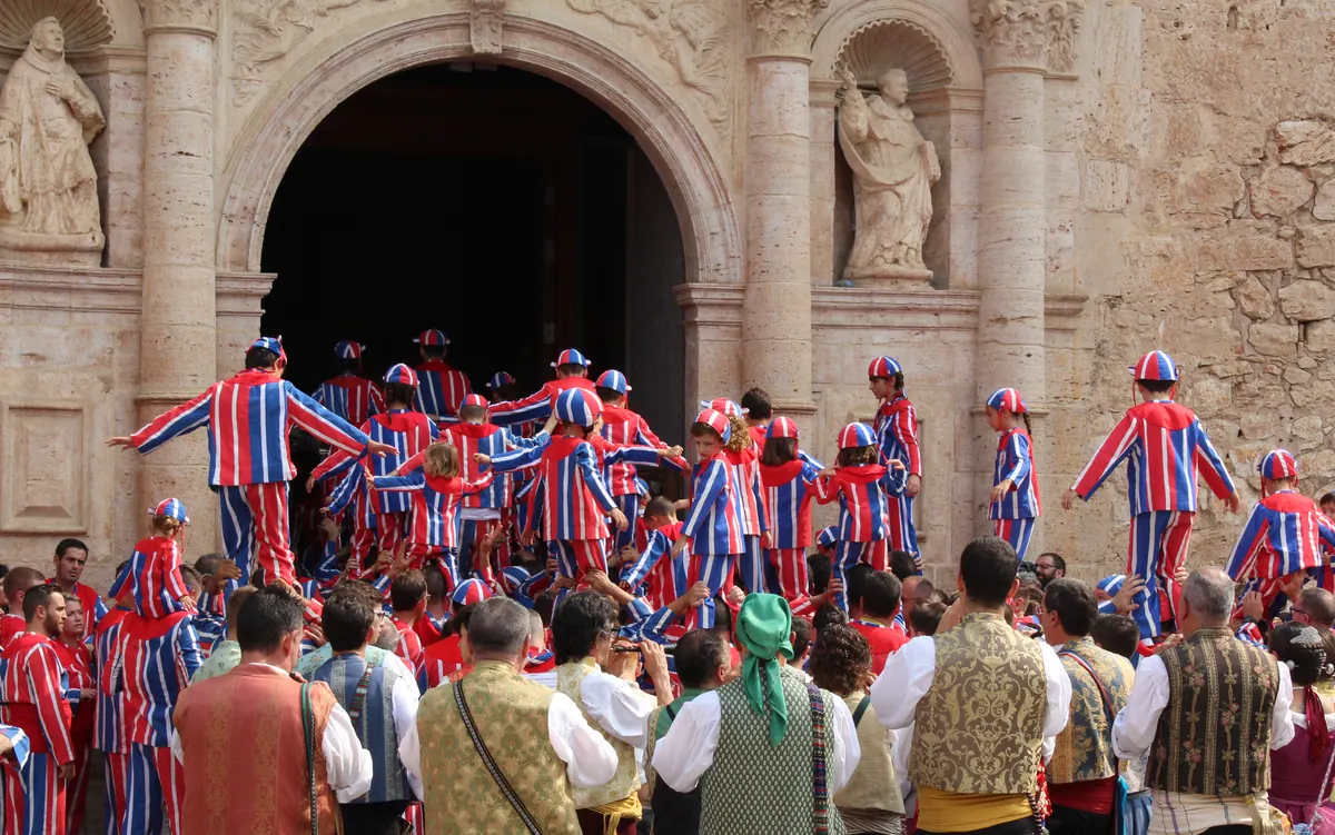 Muixeranga entrando en la basílica de San Jaime durante la Festa de la Mare de Déu de la Salut, en Algemesí (Valencia)