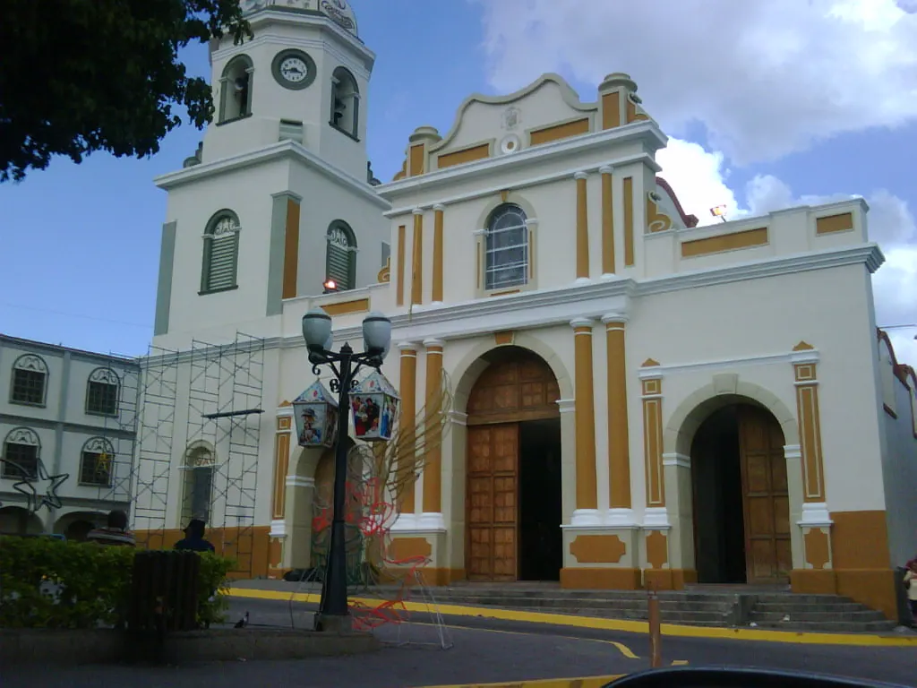 Fachada blanca del templo de Santa Rosa de Lima en Barquisimeto (Venezuela), santuario donde se venera a la Divina Pastora, con su espadaña y su portada colonial