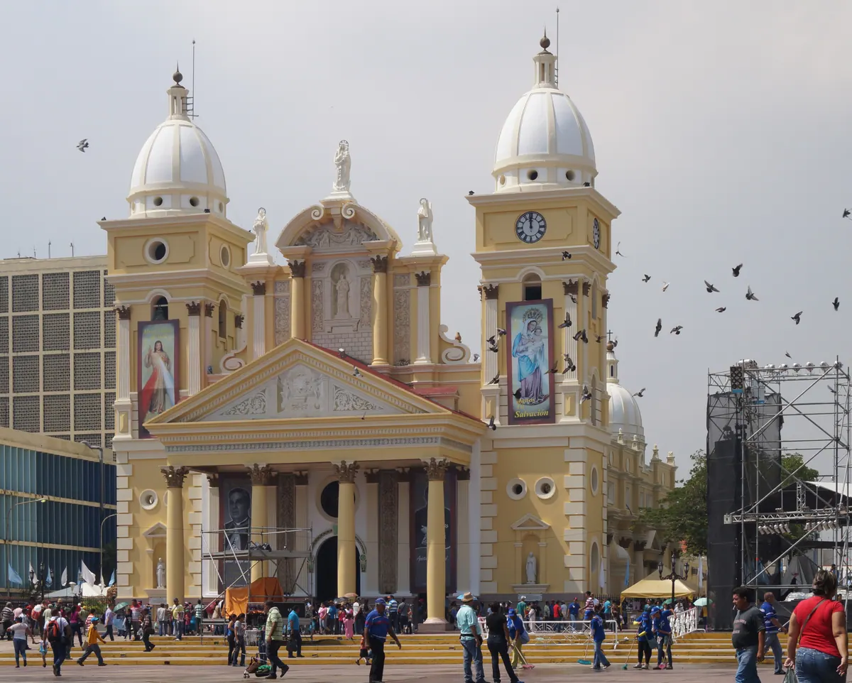 Fachada exterior de la Basílica de Nuestra Señora de Chiquinquirá en Maracaibo (Venezuela), templo donde se venera a «la Chinita», patrona del Zulia