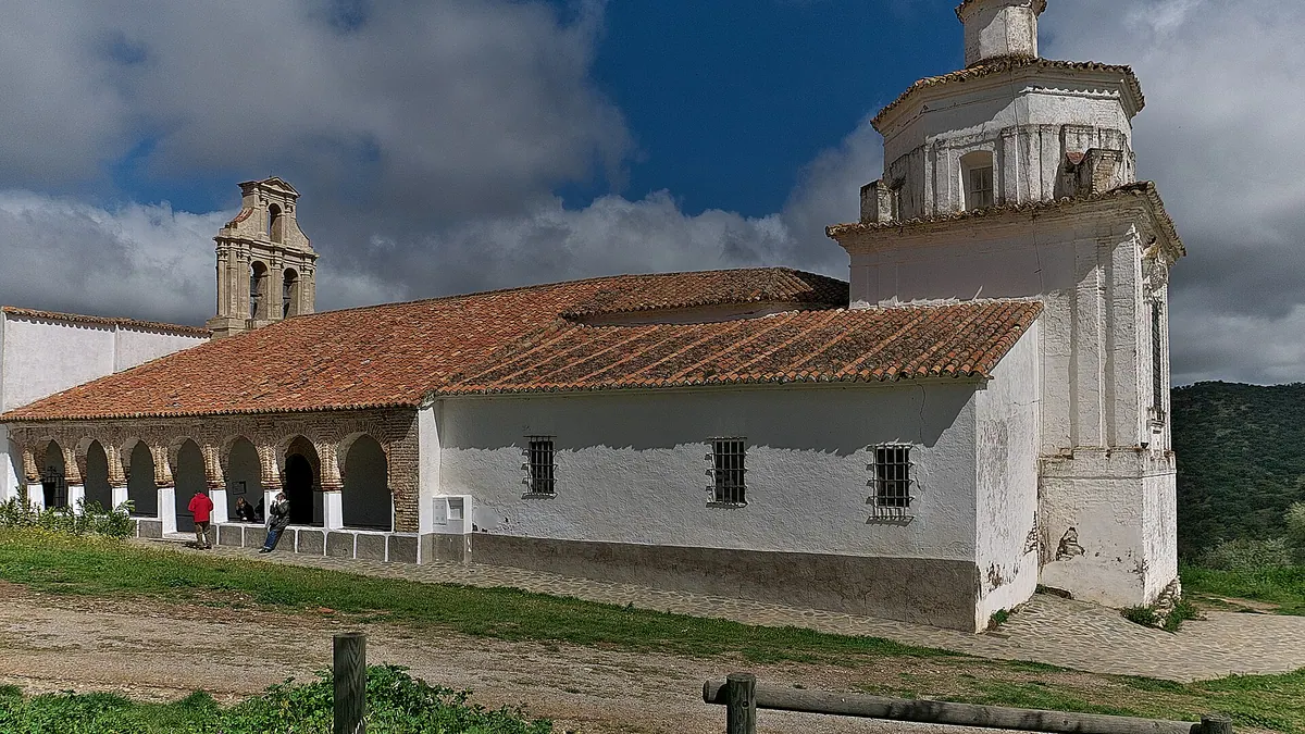 Fachada del santuario de Nuestra Señora del Ara, en Fuente del Arco (Badajoz)