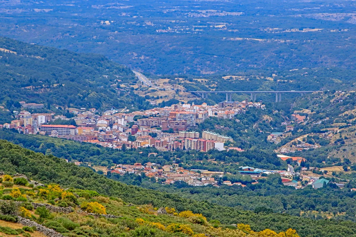 Vista panorámica de la ciudad de Béjar (Salamanca) al pie de su sierra