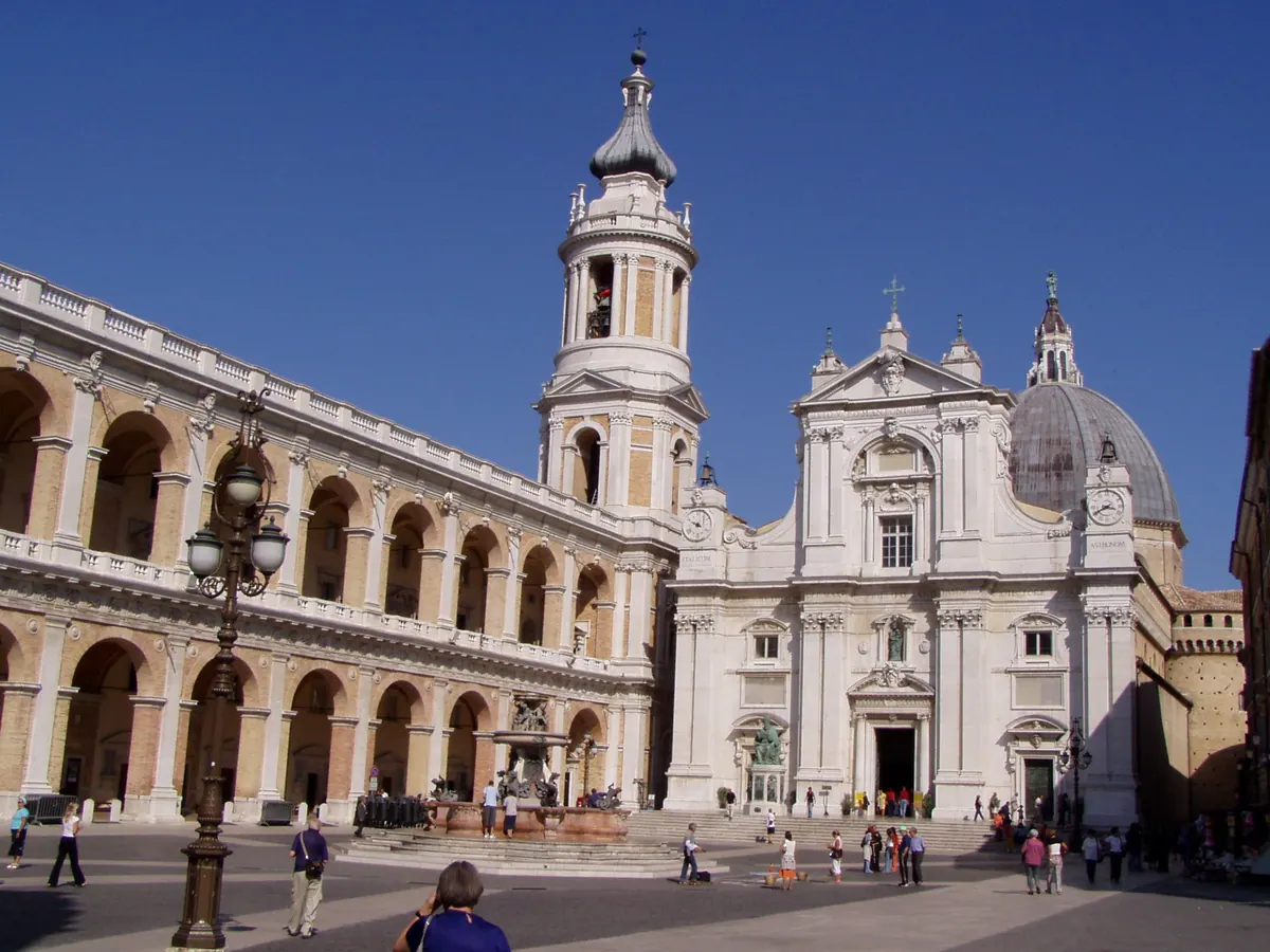 Fachada renacentista de la basílica de la Santa Casa de Loreto (Marcas, Italia), con su torre campanario, bajo un cielo despejado