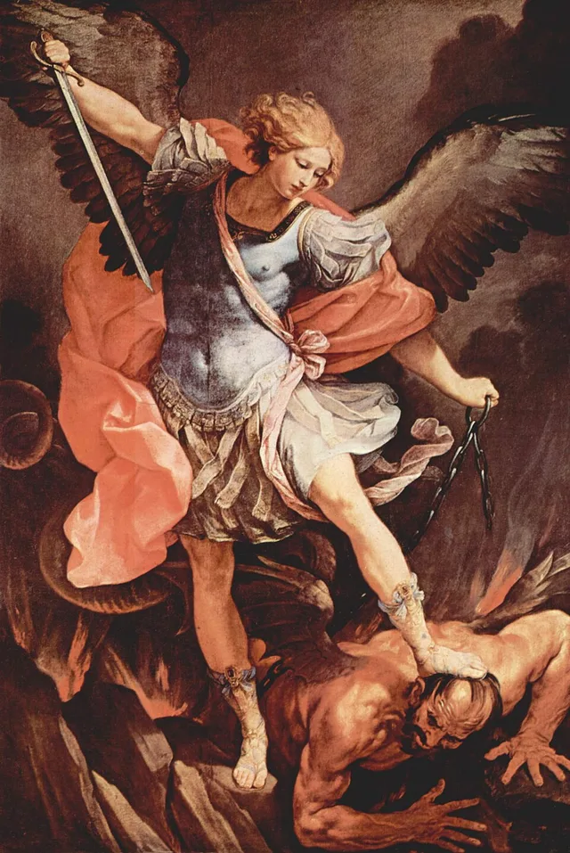 San Miguel Arcángel, con la espada en alto, vence al demonio y lo tiene bajo sus pies.
